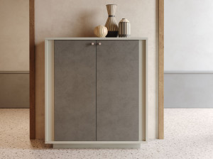 Шкаф с распашными дверцами