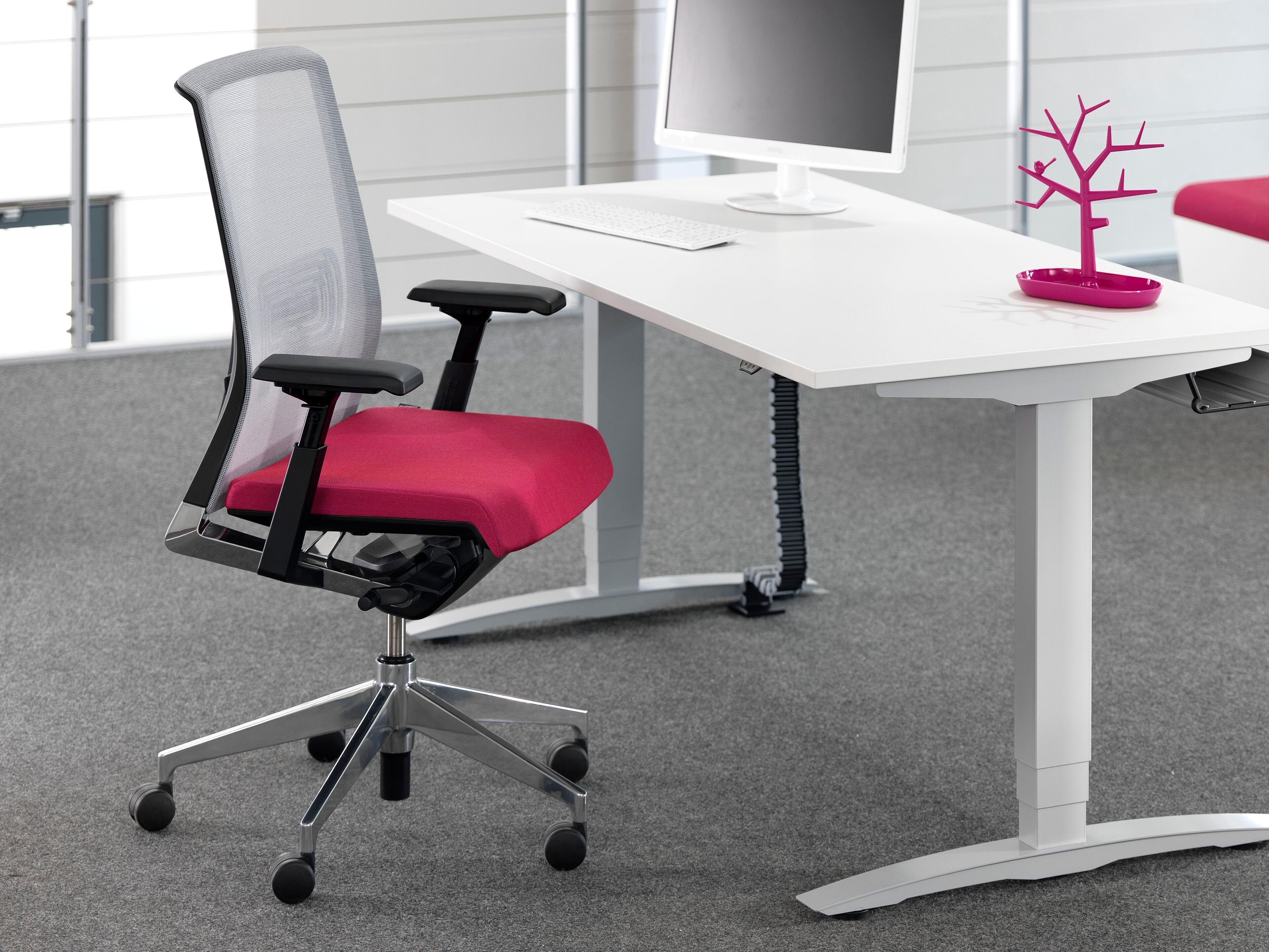 Тканевый поворотный мягкий операционный стул с колесами Haworth Very ARCH-00125159