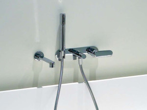 Однорычажный настенный смеситель для ванны с ручным душем