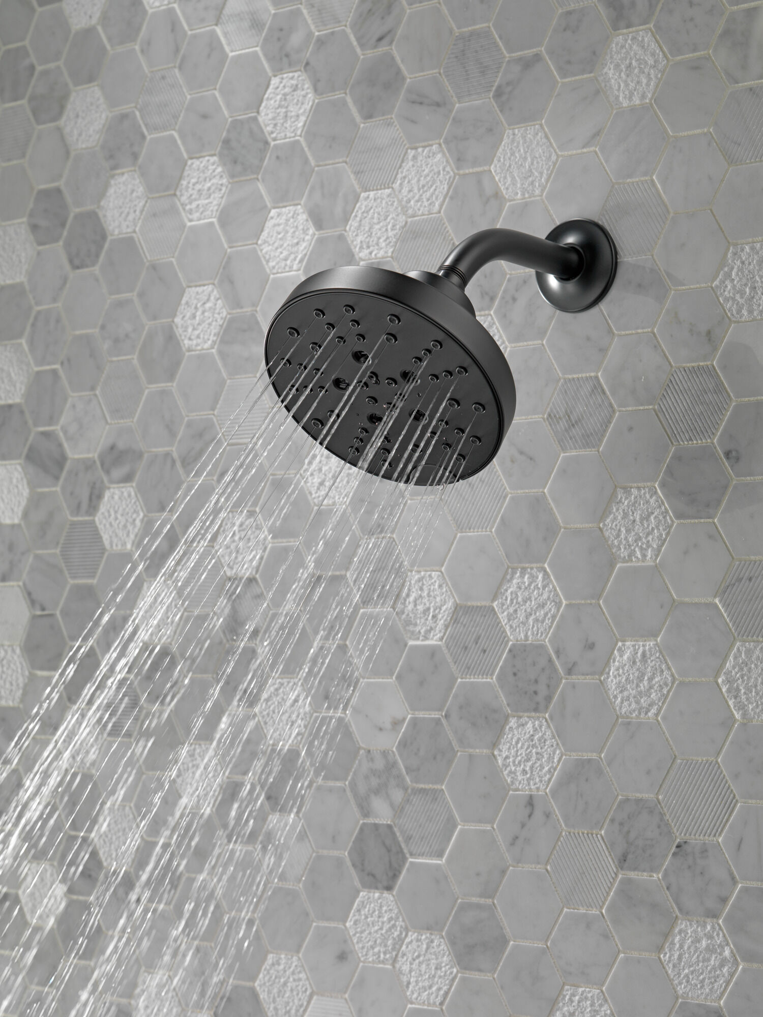 52668-BL H2Okinetic® Современная душевая лейка Raincan с 5 настройками Delta Faucet Universal Showering Матовый черный  - Вид №6
