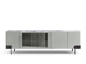 Деревянный шкаф с распашными дверями