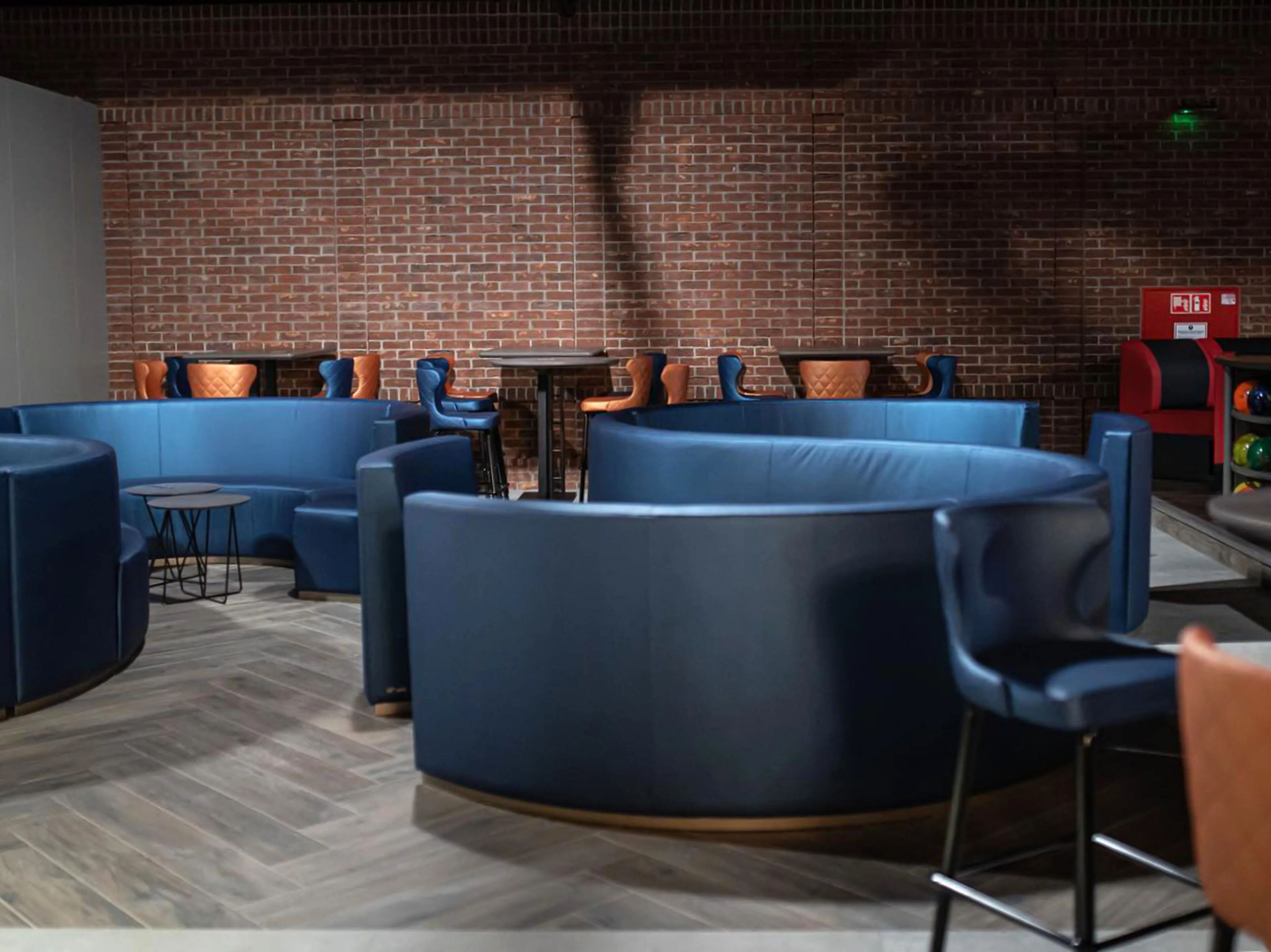 Модульная кожаная скамья со спинкой ABLE KAI ARCH-00068184 - Вид №3