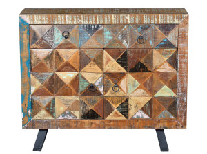 Деревянный шкаф с распашными дверями