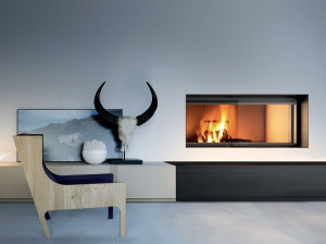 Утопленный дровяной камин с панорамным стеклом