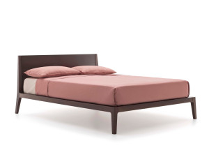 Деревянная двуспальная кровать