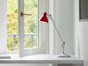 Стальная и стеклянная настольная лампа с гибкой рукояткой