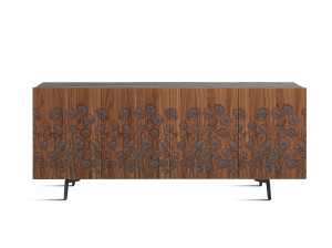 Деревянный шкаф с распашными дверями