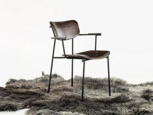 Деревянный стул с подлокотниками