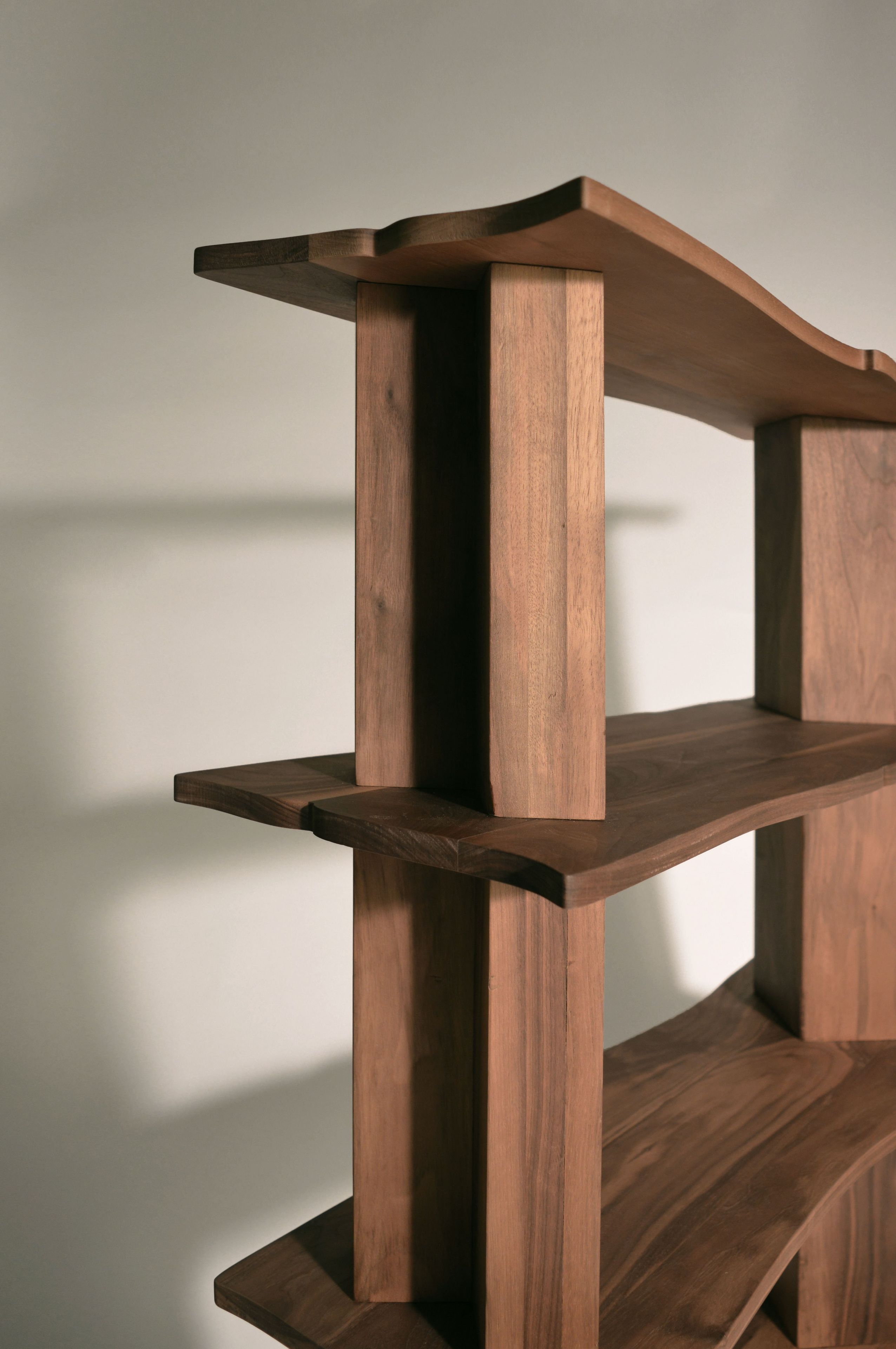 Двухсторонний книжный шкаф из массива дерева Movimento Gallery Daniel Nikolovski ARCH-00058618 - Вид №1