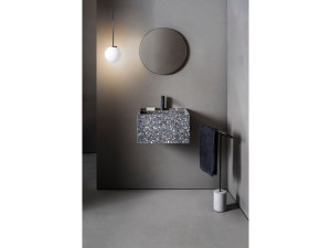 Состав ванной комнаты с раковиной из зернистости, зеркалом и колоннами