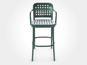 Высокий деревянный стул с подлокотниками