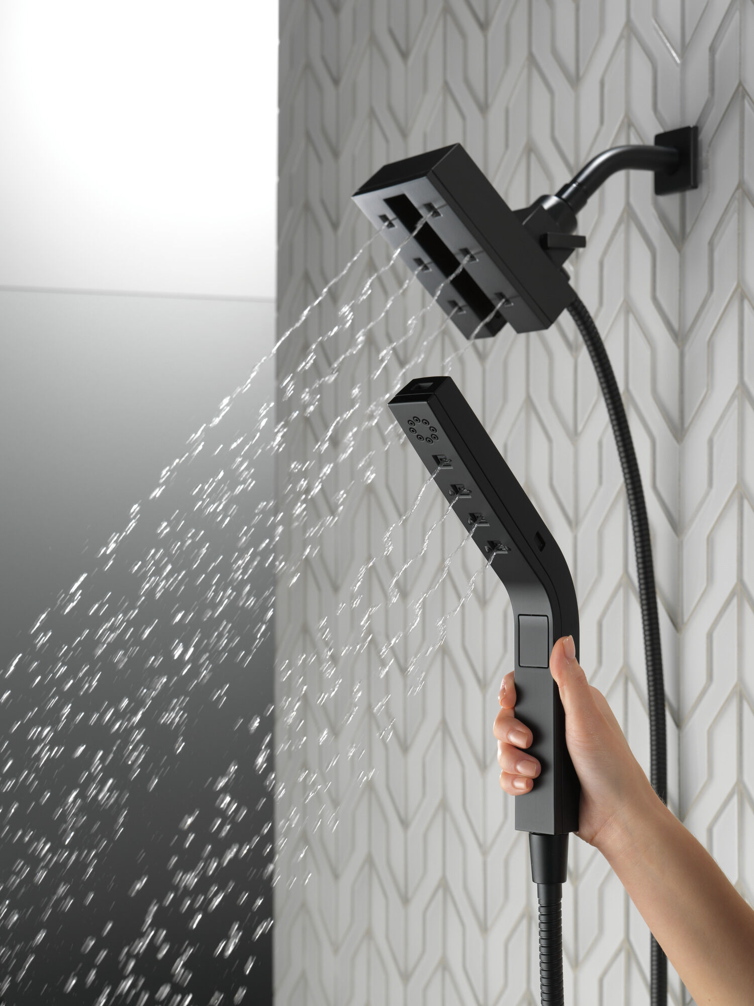 58473-BL25 H2Okinetic® In2ition® Душ два в одном с 4 настройками Delta Faucet Universal Showering Матовый черный  - Вид №6