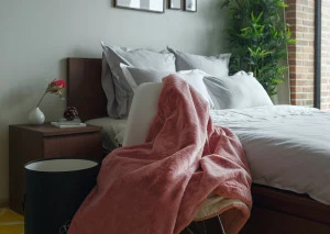 Модное цветовое решение пледа PINK NECTAR станет стильным акцентом для молодежного интерьера, уютной спальни, милой детской, оживит современную гостиную. Невероятно нежная фактура высококачественного припыленного розового цвета эко-меха прекрасно согреет