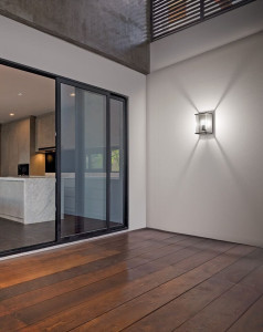 Алюминиевый и стеклянный наружный настенный светильник