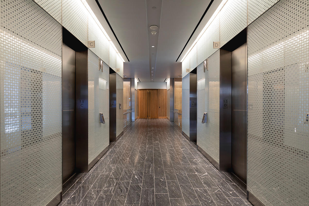 FSRT635 Система облицовки стен Levelr с панелями из вивихромового хромового стекла в отражающей конфигурации с индивидуальной цветовой прослойкой и опалексной отделкой, индивидуальной графикой туалета с индивидуальной подсветкой световой панели и настраив Forms-surfaces 