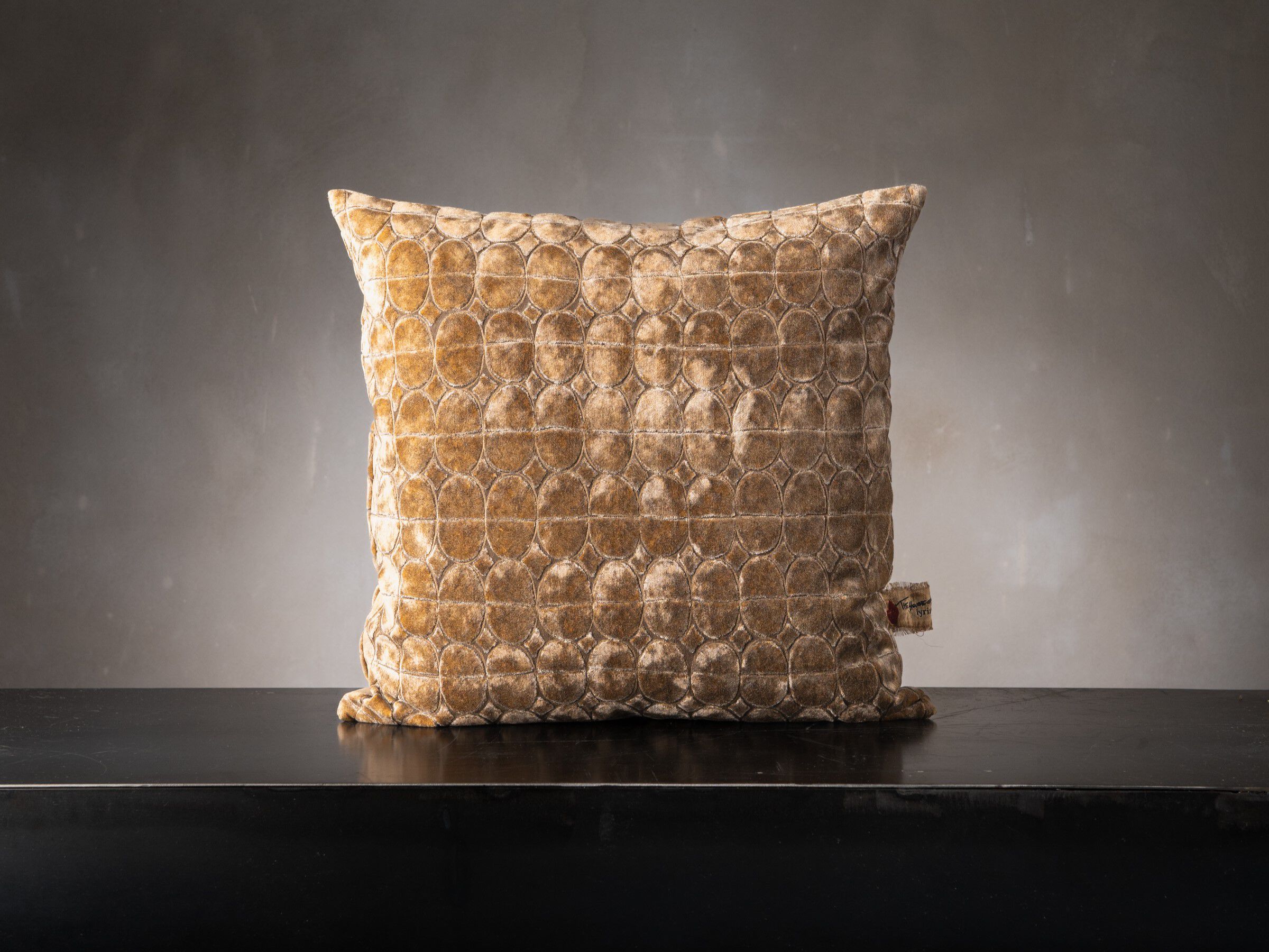 Бархатная квадратная подушка The House of Lyria ANAIS ARCH-00126625