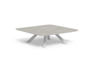 Низкий садовый стол из керамогранита