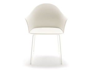 Пластиковый стул с подлокотниками