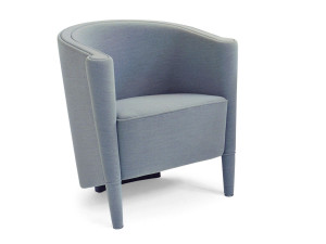 Тканевое кресло с подлокотниками