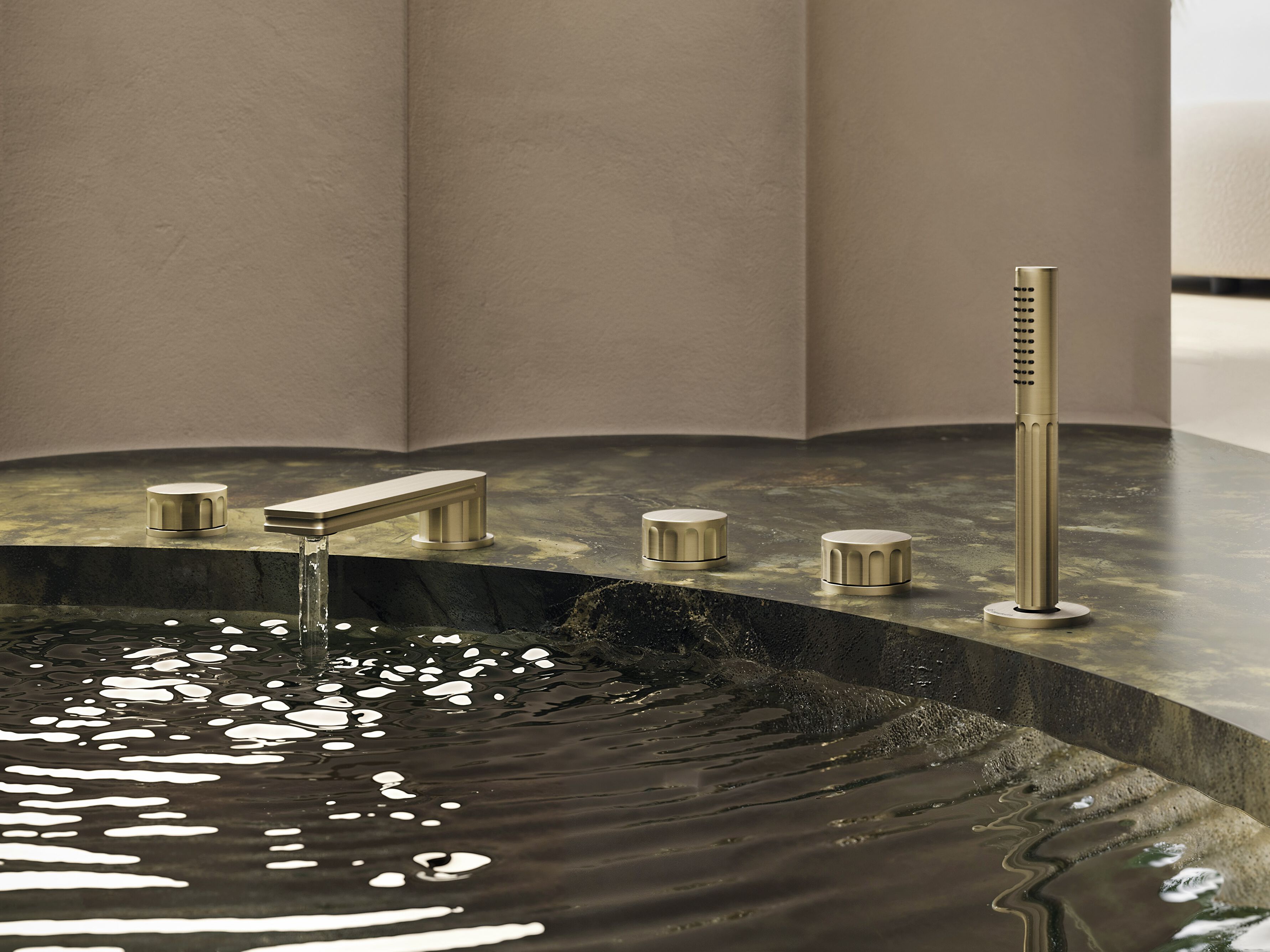 Смеситель для ванны с ручным душем Newform IONIKA ARCH-00014441 - Вид №1