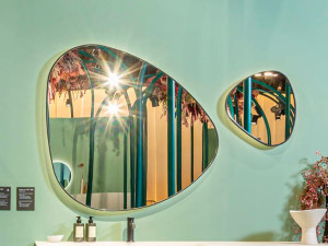 Зеркало со встроенным освещением для ванной комнаты