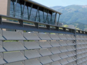 Стальной экран ограждения