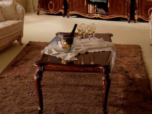 Низкий журнальный столик в классическом стиле