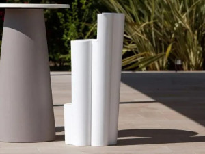 Высокий стул из полиэтилена