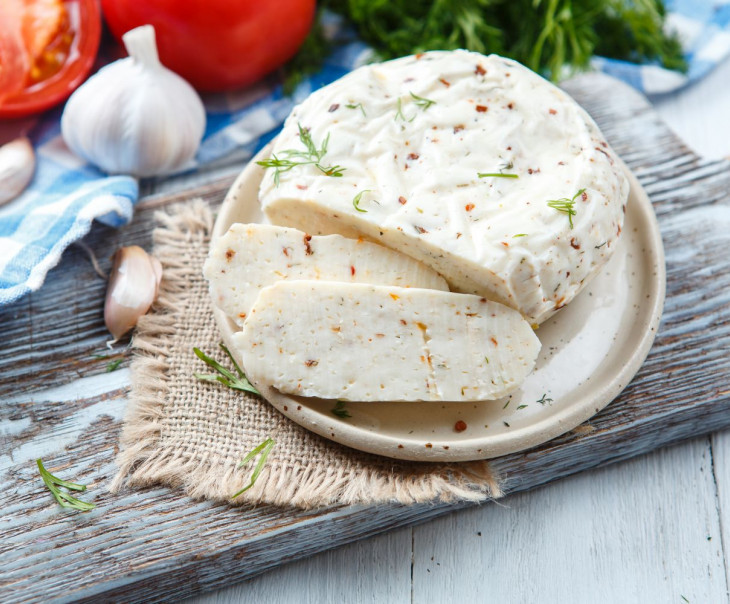 3903 Сыр рассольный "С помидорами, укропом и чесноком" свежий Вкусляндия  - Вид №1