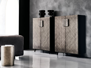 Деревянный шкаф с распашными дверцами