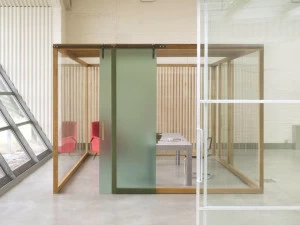 NODOO Подвижная стена из дерева и стекла