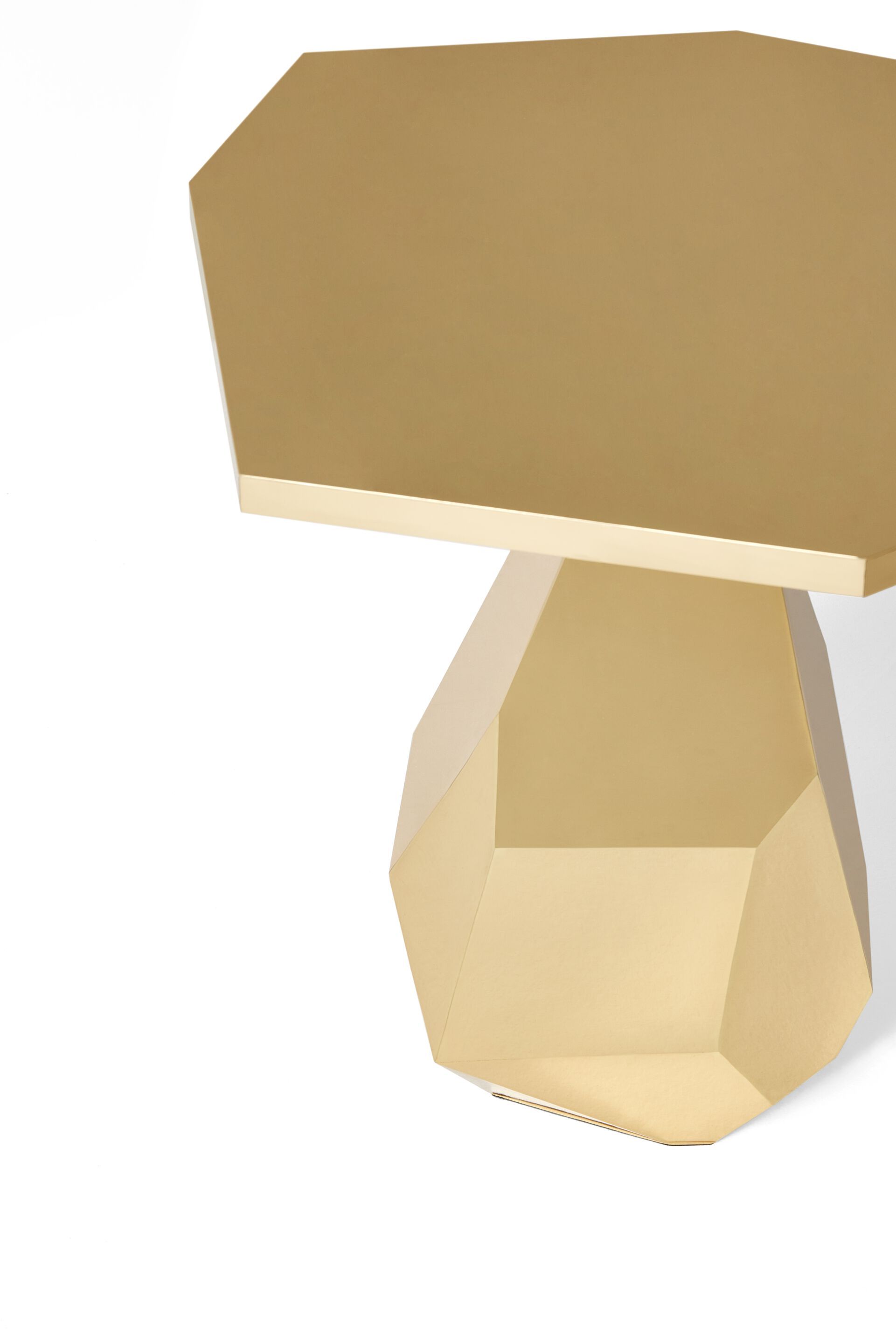 Высокий монолитный латунный журнальный столик с центральным основанием Ginger & Jagger Земля на Землю ARCH-00080473 - Вид №2