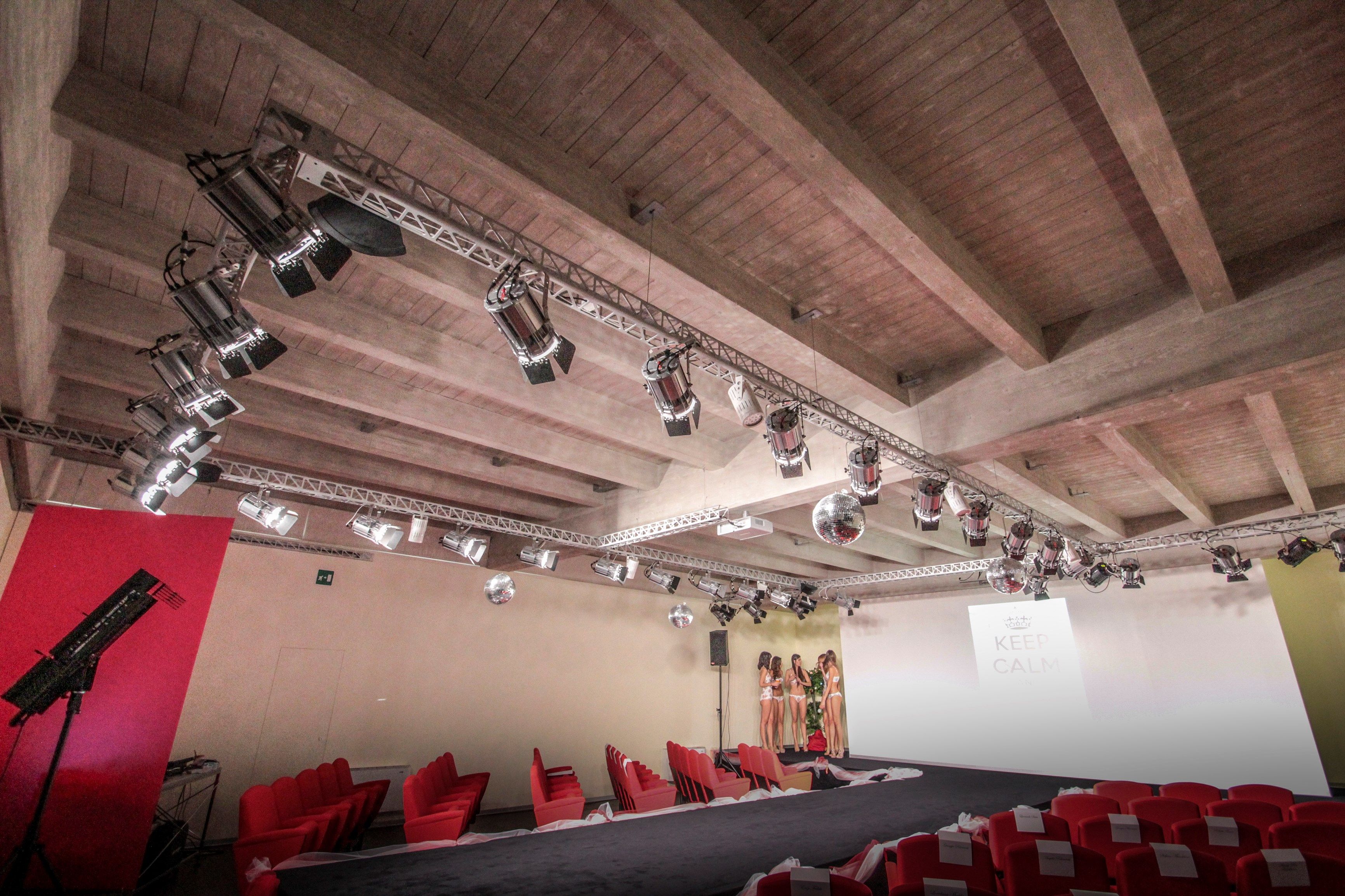 Алюминиевая витрина со встроенным освещением SELVOLINA EXPOLIGHT ARCH-00021265 - Вид №1