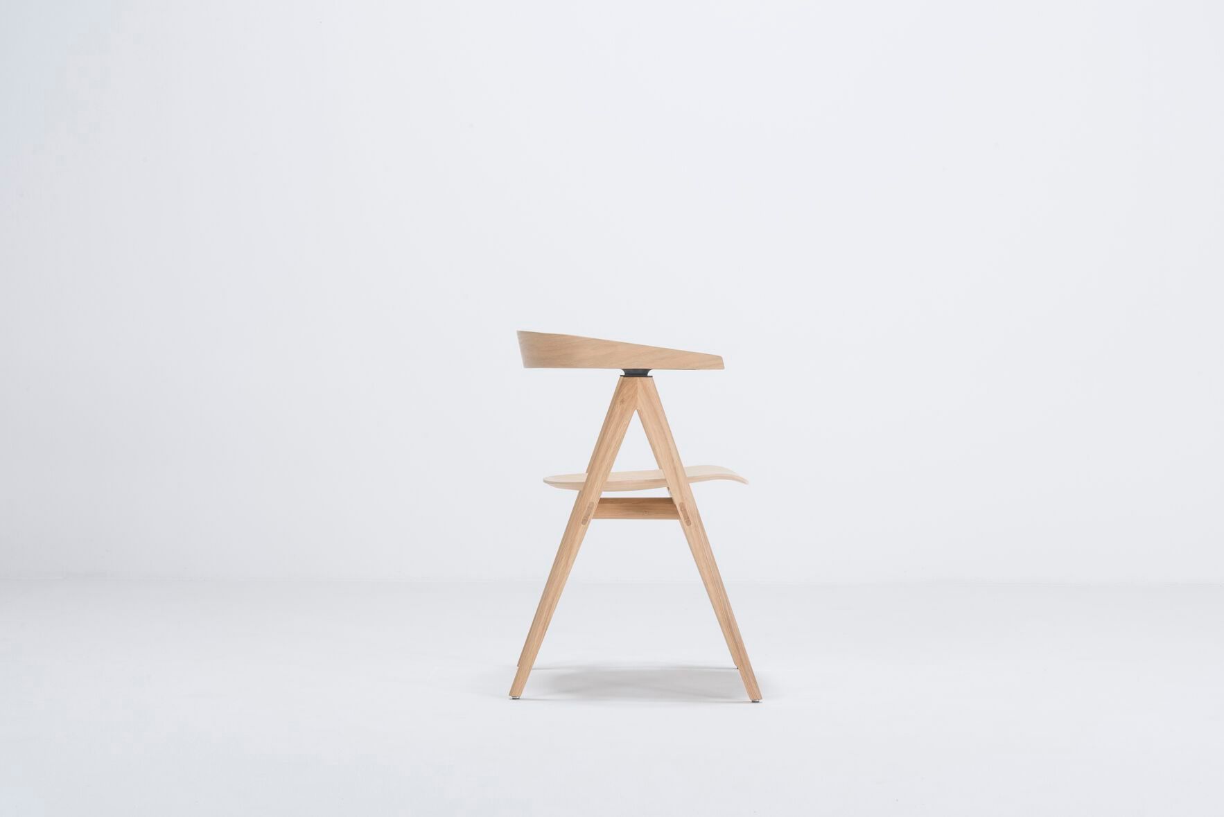 Дубовый стул с подлокотниками с открытой спинкой Gazzda Ava ARCH-00111958