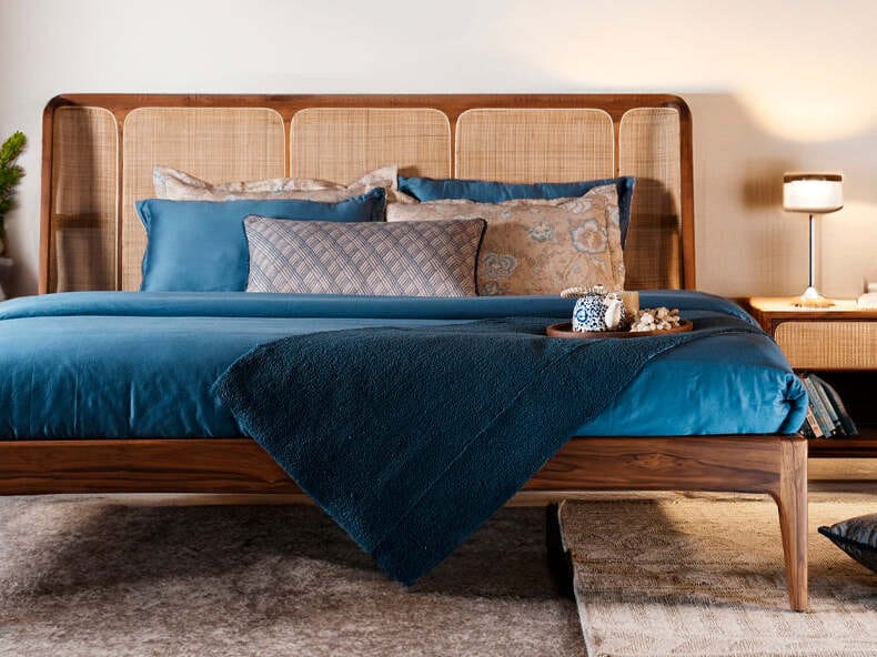 Двуспальная кровать из тикового дерева с высоким изголовьем Alankaram UWAY ARCH-00009523 - Вид №1