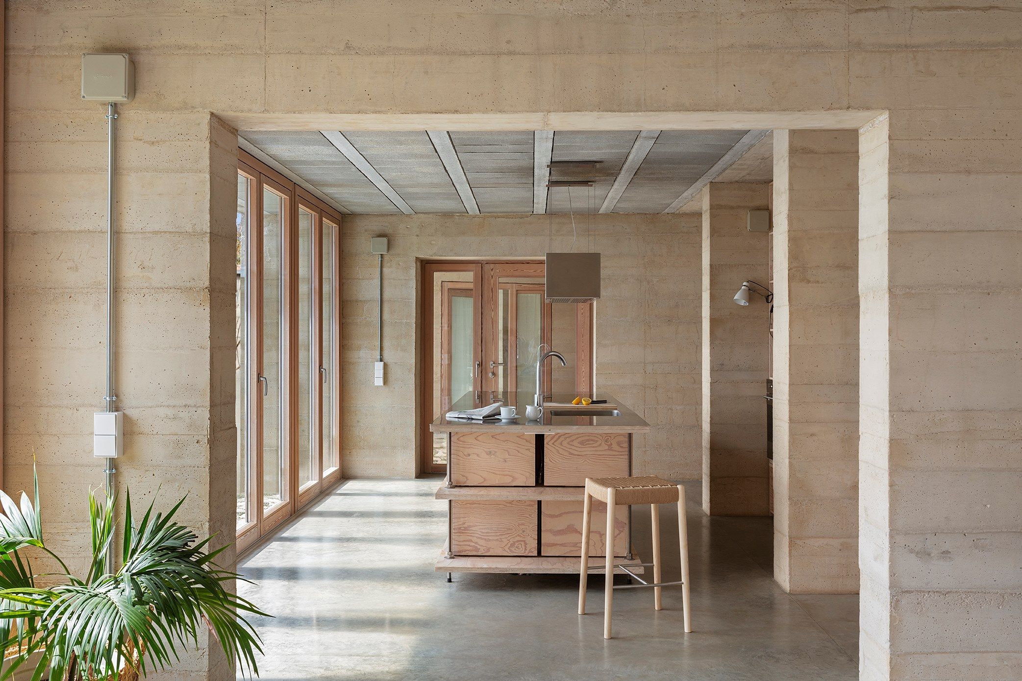 Высокий деревянный табурет с подставкой для ног Vergés Богарт ARCH-00066399 - Вид №1