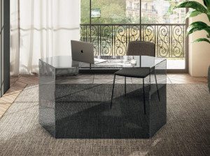 Стеклянный стол