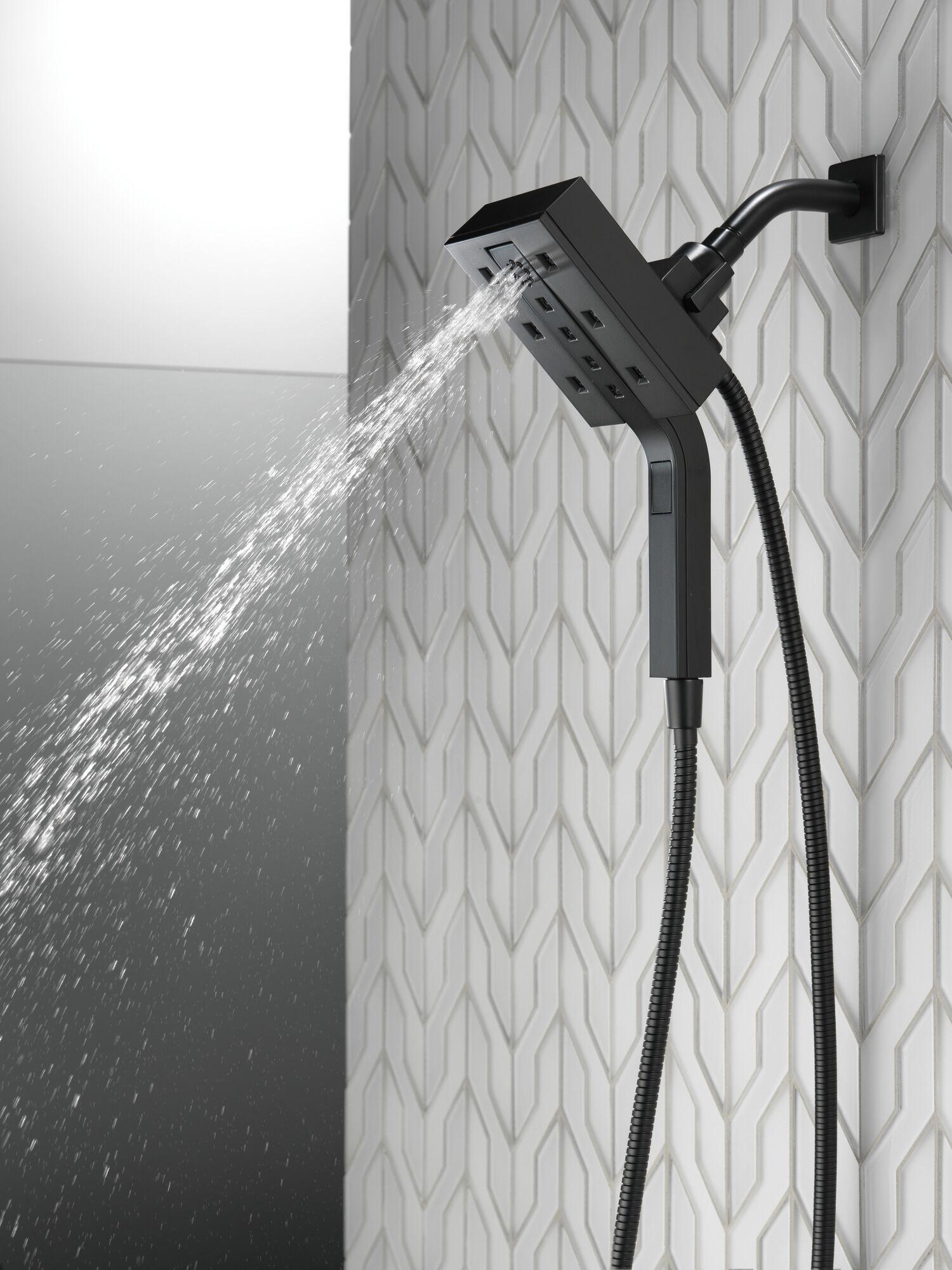 58473-BL25 H2Okinetic® In2ition® Душ два в одном с 4 настройками Delta Faucet Universal Showering Матовый черный  - Вид №10