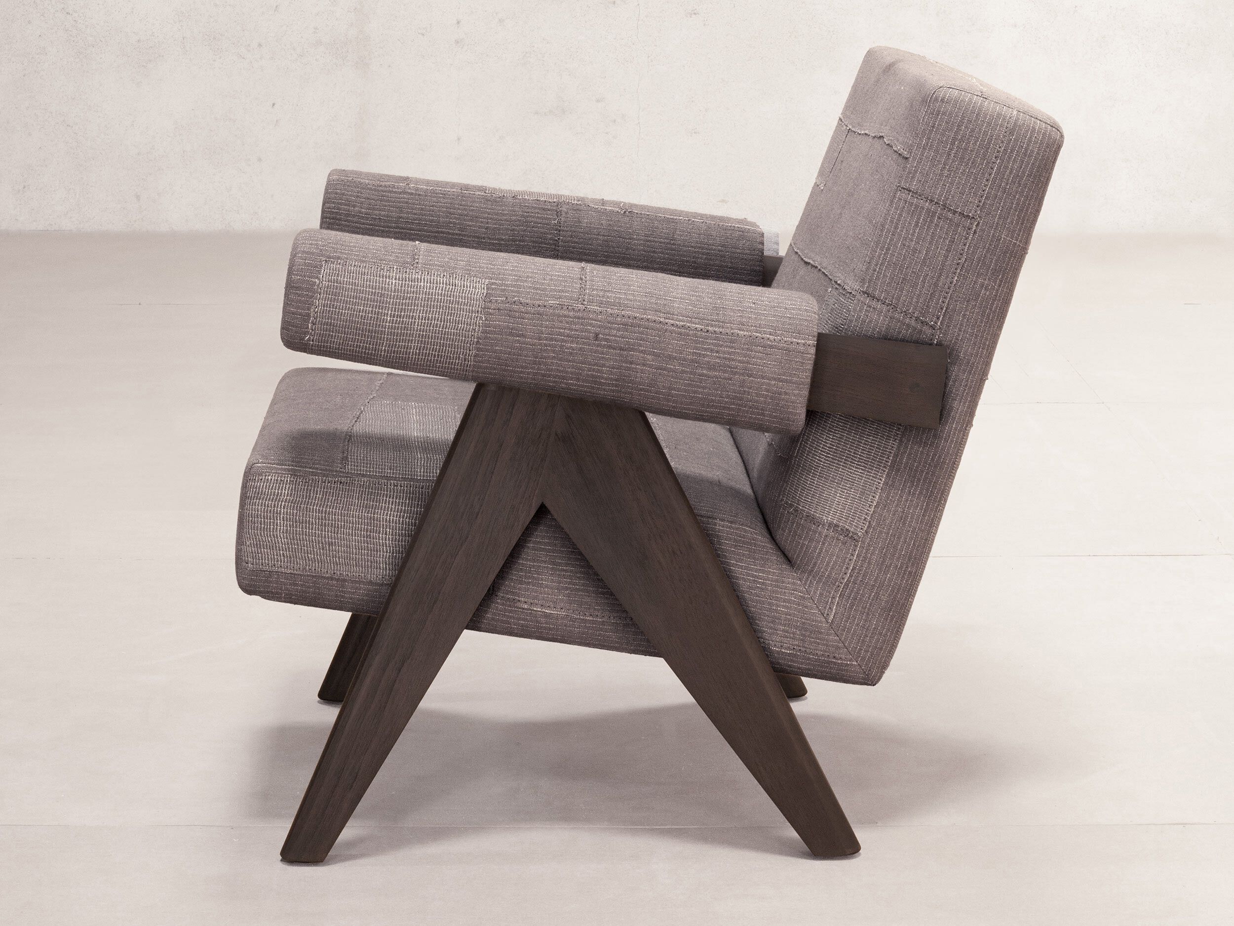 Тканевое кресло с подлокотниками Phantom Hands Project Chandigarh ARCH-00104387