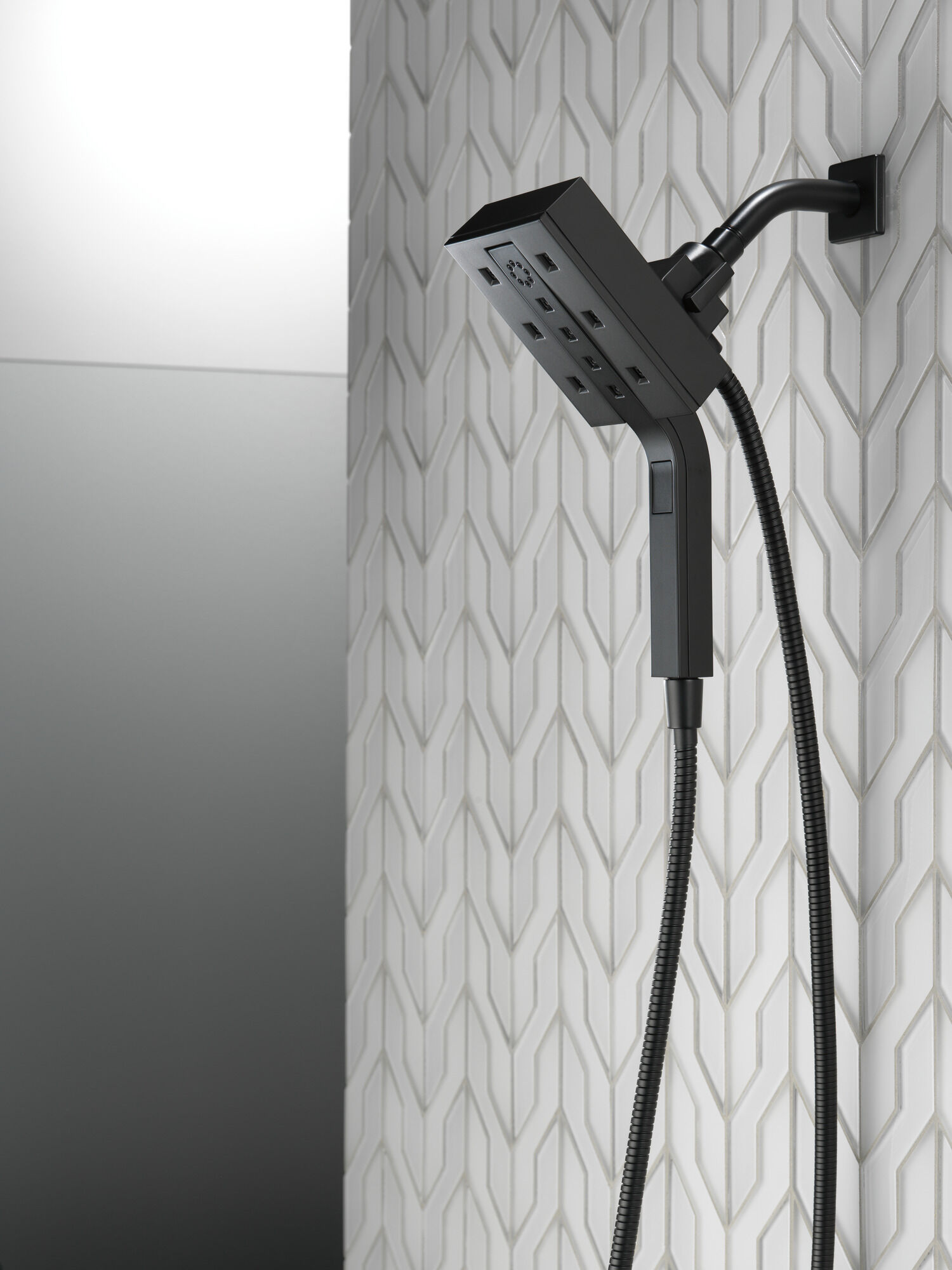 58473-BL25 H2Okinetic® In2ition® Душ два в одном с 4 настройками Delta Faucet Universal Showering Матовый черный  - Вид №12