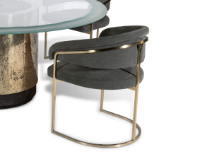 Кожаное кресло с подлокотниками