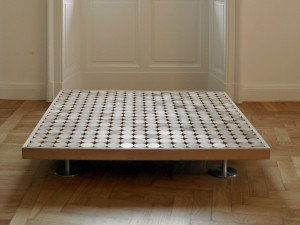 Низкий деревянный журнальный столик