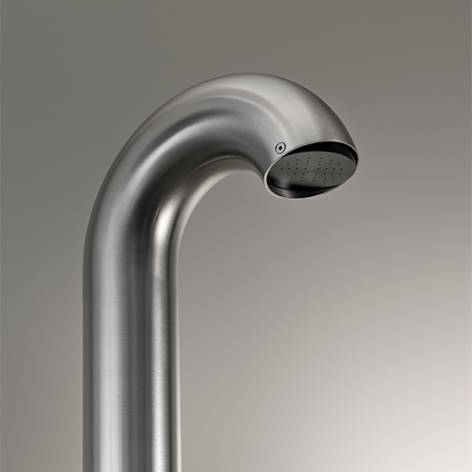 Свободно стоящий душ на открытом воздухе в AISI 316L из нержавеющей стали. Выход диск с дождевой струей в Delrin® черных матовый, контролируется прогрессивным смесителем сбора креста в черном алмазе матовой  BLD02 CEADESIGN  - Вид №6