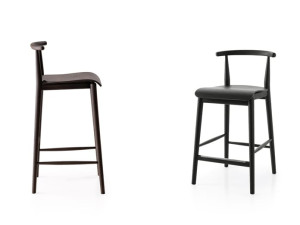 Высокий деревянный табурет с подставкой для ног