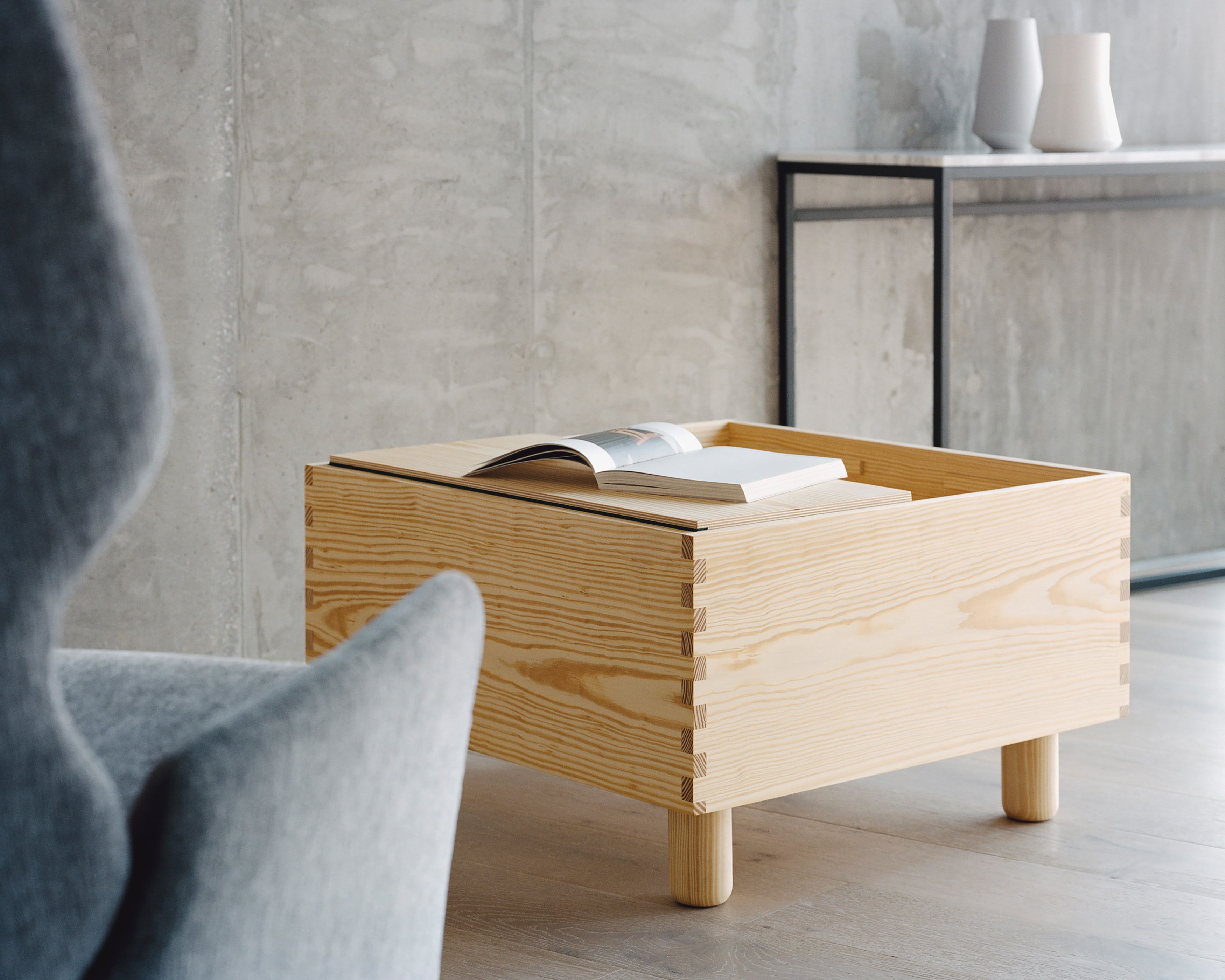 Квадратный Сосновый журнальный столик с отсеком для хранения Established&Sons Crate Series ARCH-00113397