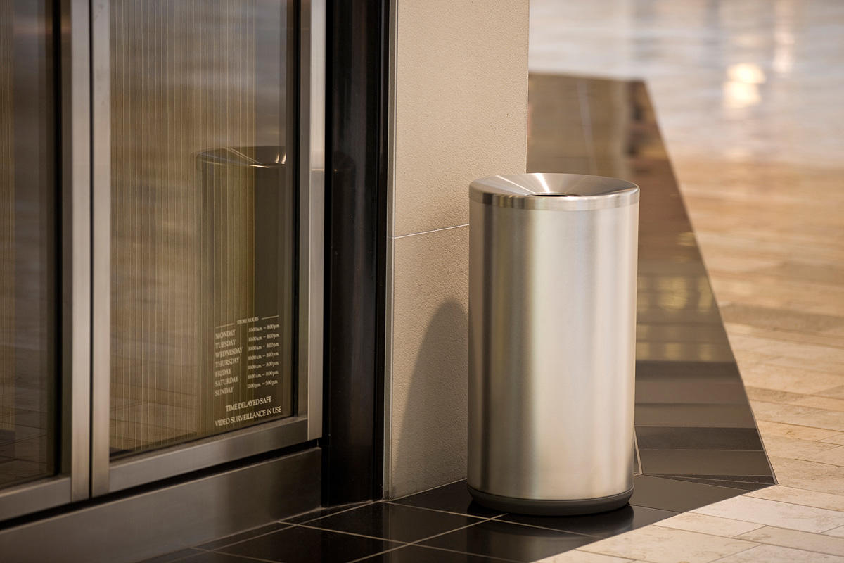 Универсальная емкость для мусора и утилизации, 24 галлона, верхнее отверстие, крышка с разделенным потоком, изображение «рециркуляция» на синем фоне, изображение «мусор» на сером фоне, корпус из нержавеющей стали с сатинированной отделкой и рисунком в вид Forms-surfaces FRMR190 - Вид №6