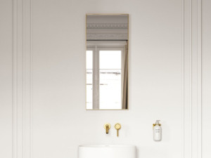 Прямоугольное металлическое зеркало с рамой стены