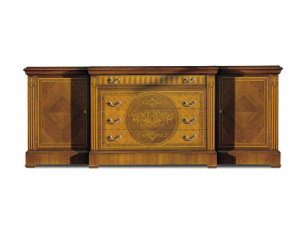 Деревянный шкаф с распашными дверцами и ящиками