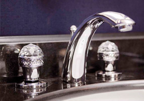 Gentry Home Смеситель для умывальника на три отверстия с выдвижным краном Crystal Хром GH100417 - Вид №1