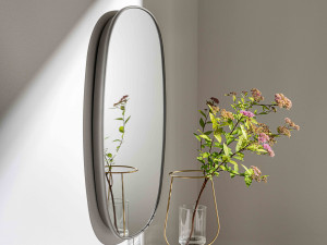Овальное настенное зеркало в рамке